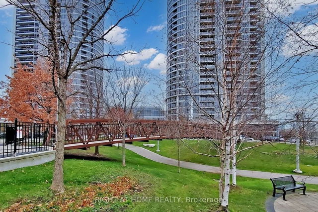 1218 - 181 Village Green Square