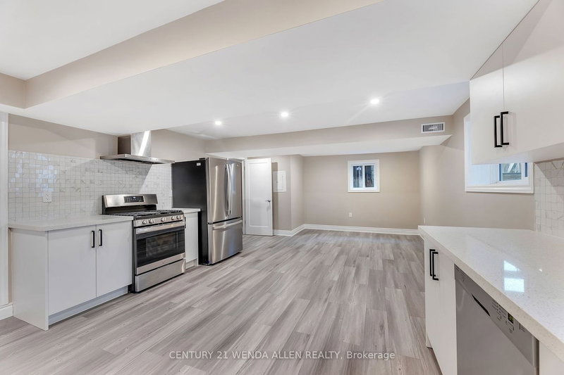 100 Cromwell Ave, Oshawa, L1J 4T6 | Image 3