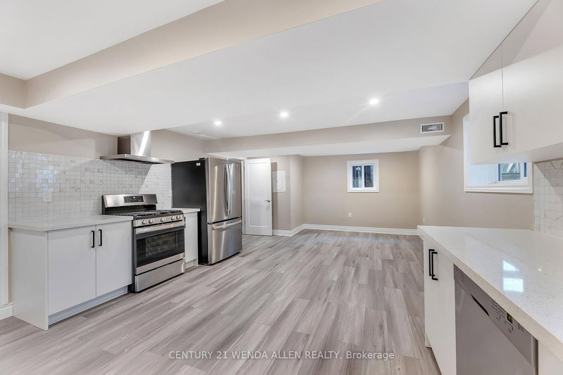 100 Cromwell Ave, Oshawa, L1J 4T6 | Image 2