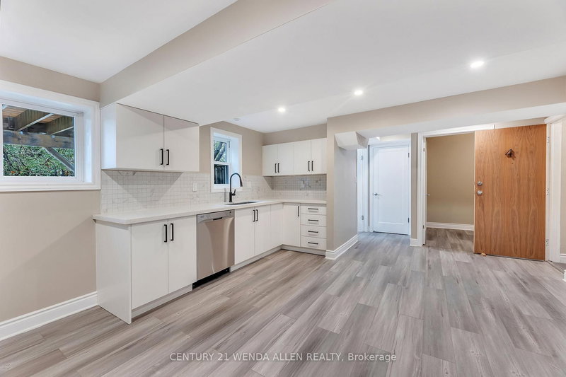 100 Cromwell Ave, Oshawa, L1J 4T6 | Image 3