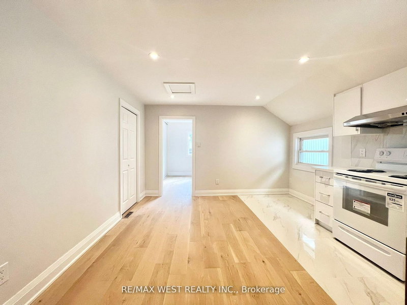 2nd Flr - 4 Sutherland Ave, Toronto, M4C 1R8 | Image 3