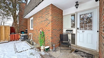 Townhouse sold at 27-101 Dovedale Drive, Whitby, Ontario, L1N 1Z7 - Downtown Whitby - MLS: E8009874