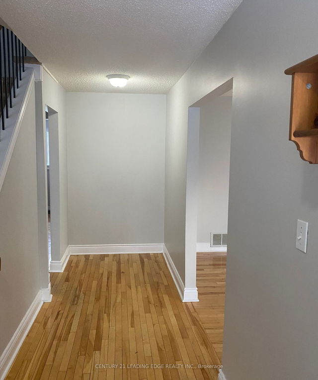 1233 Canborough Crescent
