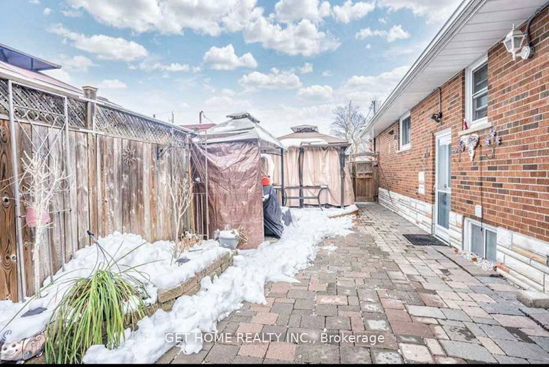 70 Moraine Hill Dr, Toronto, M1T 2A2 | Image 2
