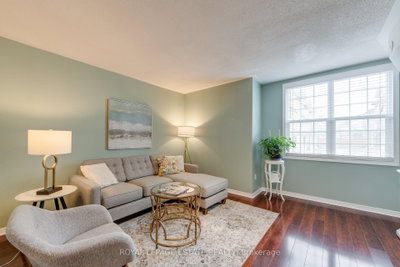 Townhouse sold at 203-25 Strangford Lane, Toronto, Ontario, M1L 0E5 - Clairlea-Birchmount - MLS: E8160696