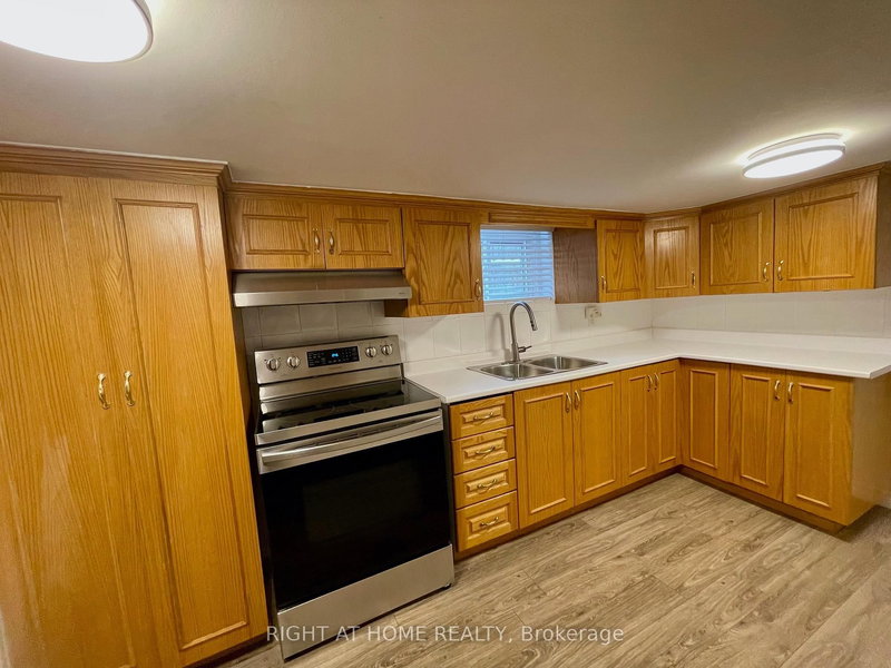 7 Bassett Ave, Toronto, M1L 2A2 | Image 2