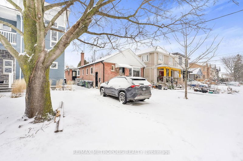 home for lease on Bsmt-37 Marilyn Crescent