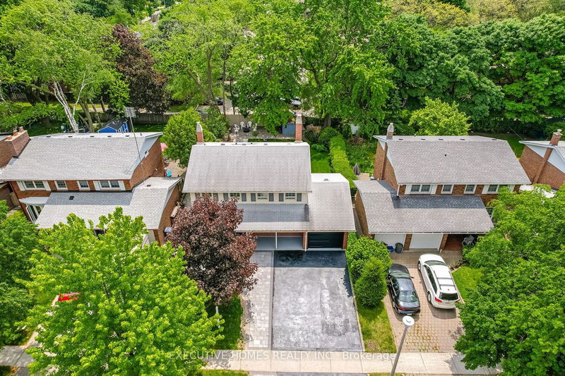home for sale on 8 Ravencliff Crescent