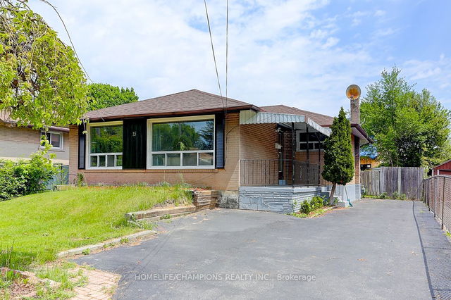 15 Stonehenge Crescent