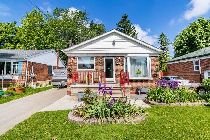 home for sale on 18 Mackinac Crescent