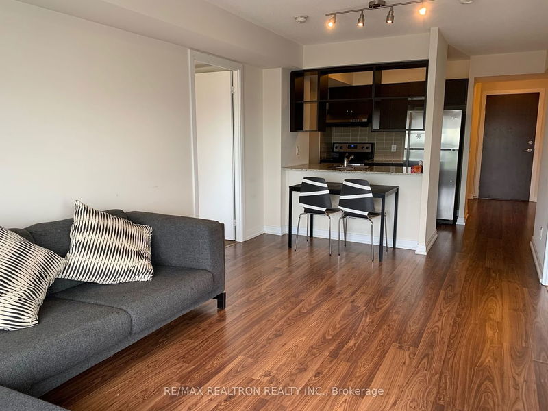 home for lease on 1806-151 Village Green Square