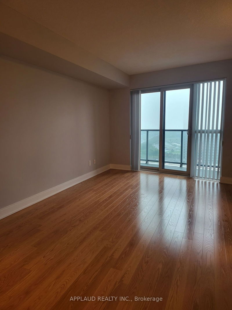 home for lease on 2422-135 Village Green Square