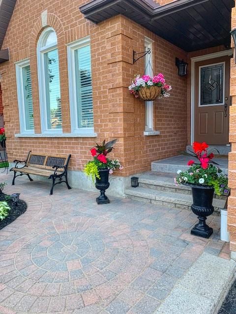 61 Silverbirch Pl, Whitby, L1R 1X6 | Image 2