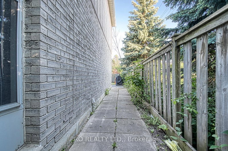 1861 Bainbridge Dr, Pickering, L1V 6H6 | Image 3