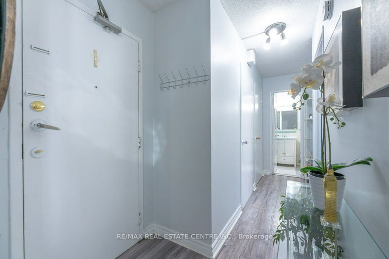  912 - 1950 Kennedy Rd  Toronto, M1P 4S9 | Image 2