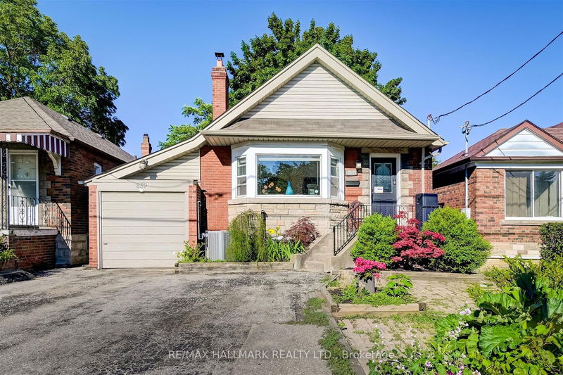 home for lease on 859 Coxwell Avenue