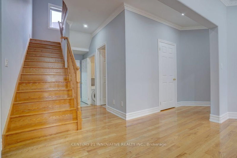 10 Thistledown Cres, Whitby, L1R 3P2 | Image 2