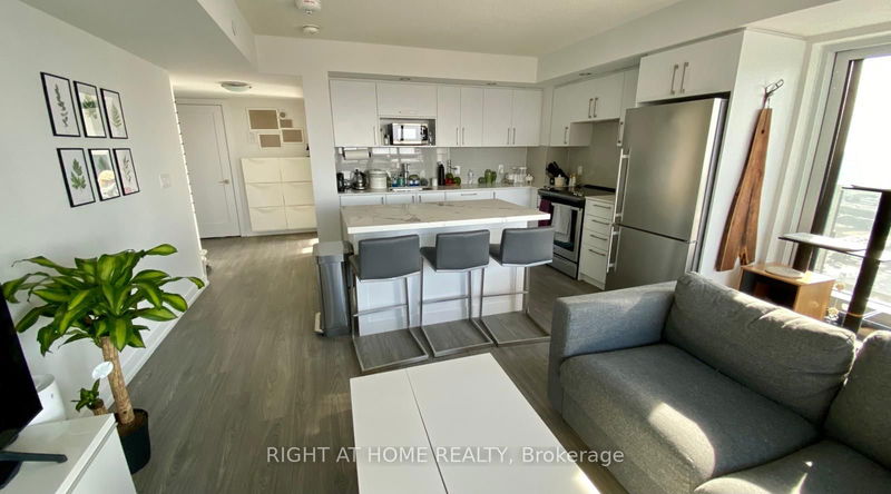 home for lease on 2207-225 Village Green Square