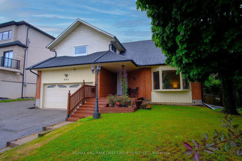 home for sale on 884 Sheppard Avenue