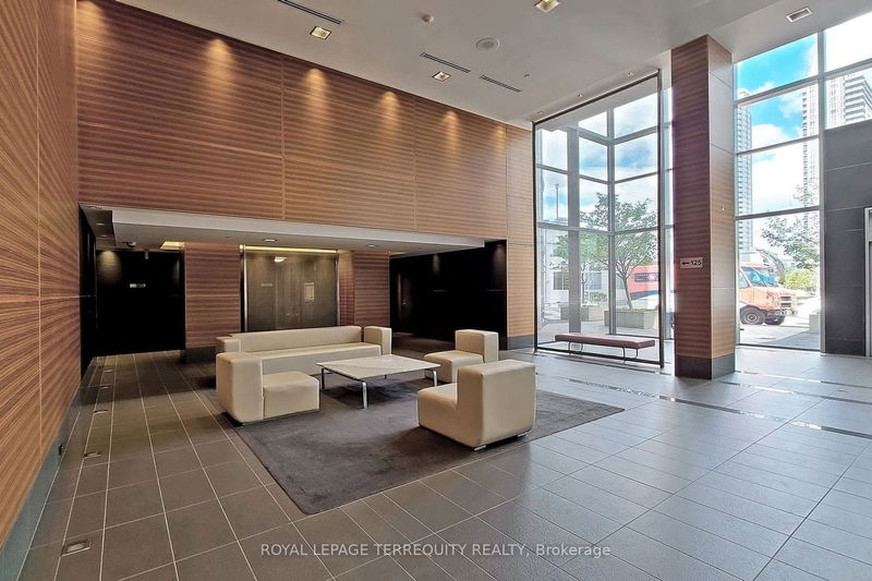 home for lease on 3426-135 Village Green Square