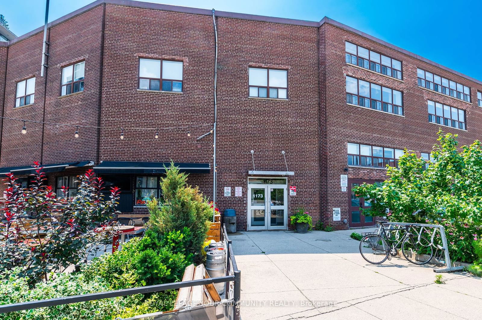 Building in 1173 Dundas Street