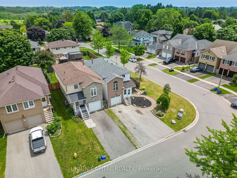 20 Empire Cres  Clarington, L1E 1E2 | Image 2