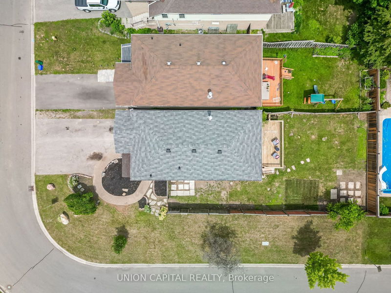 20 Empire Cres  Clarington, L1E 1E2 | Image 3