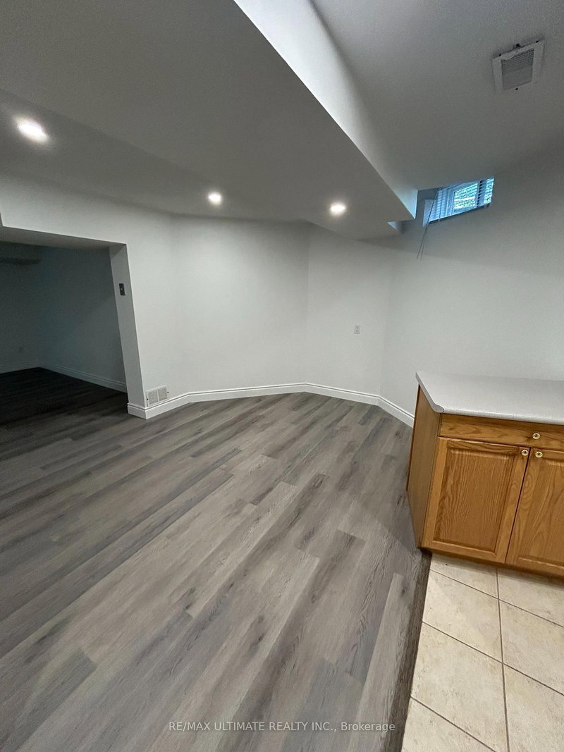 1618 Major Oaks Rd, Pickering, L1X 2G8 | Image 2