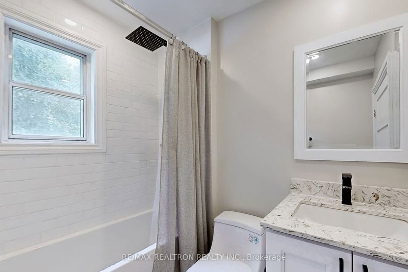 1578 Dundas St E Toronto, M4L 1K8 | Image 27