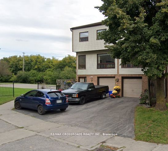 64 Parklane Circ  Clarington, L1C 3V9 | Image 1