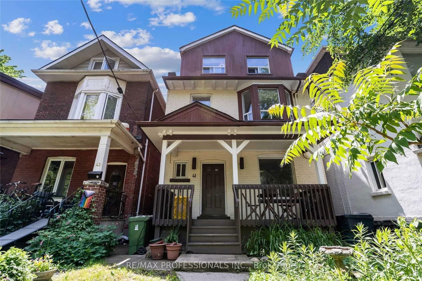 Building in 41 Albemarle Avenue