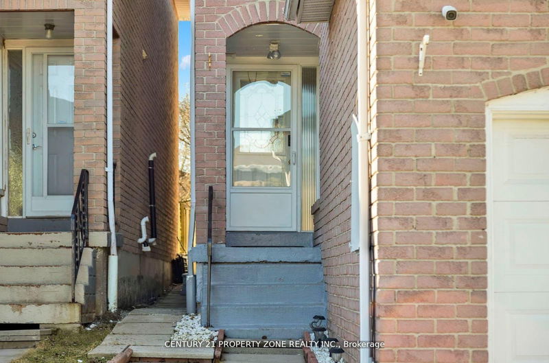 16 Chad Cres  Toronto, M1B 2Z6 | Image 3