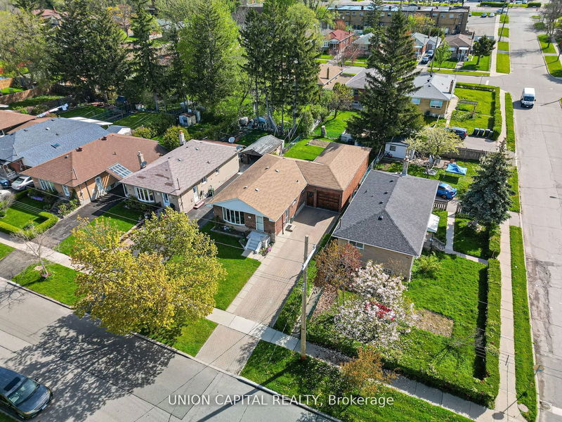 67 Wye Valley Rd  Toronto, M1P 2A7 | Image 2