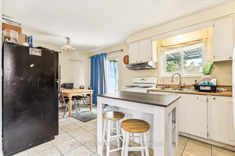 195 Castlebar Cres, Oshawa, L1J 7B3 | Image 2