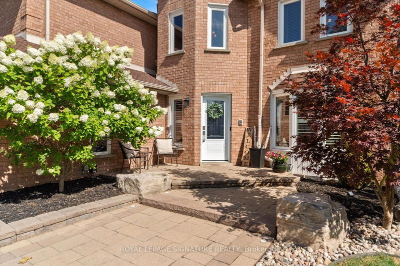 6 Mapleglen Crt  Whitby, L1E 1T7 | Image 4