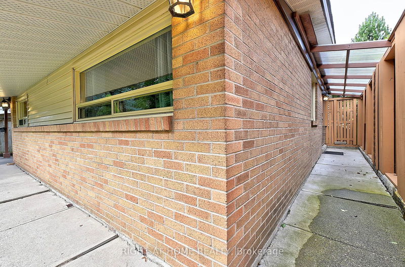 34 Oakley Blvd  Toronto, M1P 3P3 | Image 3