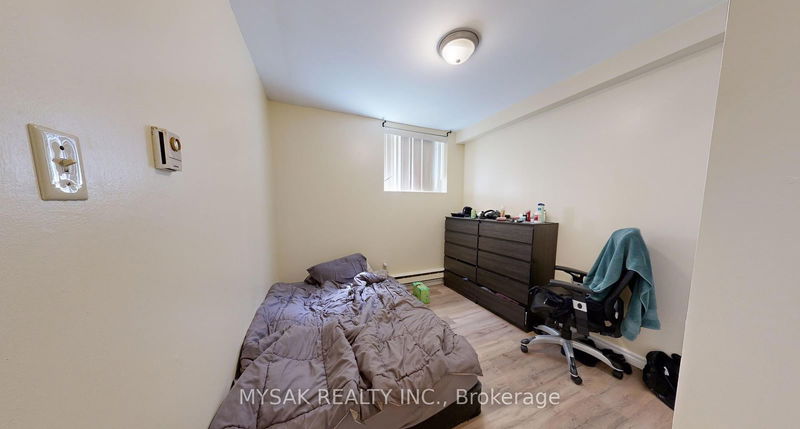 10 Ivy Ave  Toronto, M4L 2H7 | Image 9