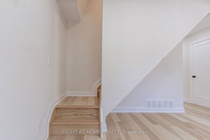 961 Victoria Pk Ave  Toronto, M4B 2J4 | Image 20