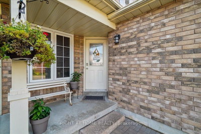 38 Greengrove Way — photo 2