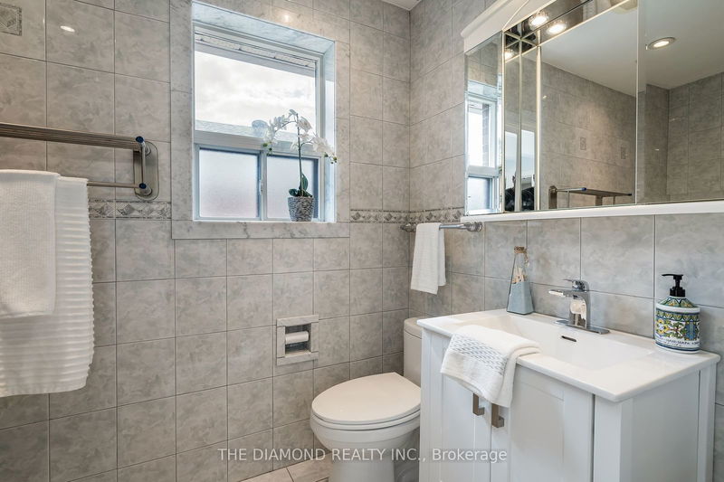 213 Glenwood Cres  Toronto, M4B 1K5 | Image 25