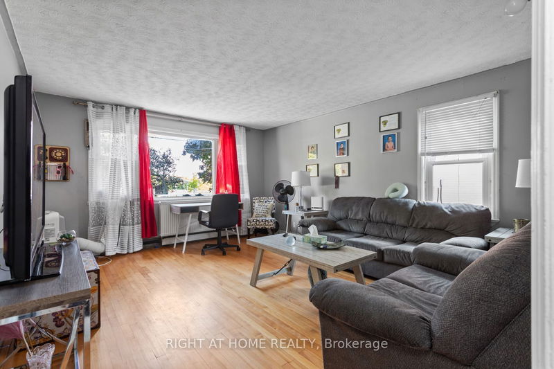 1398 Simcoe St S Oshawa, L1H 4M4 | Image 5