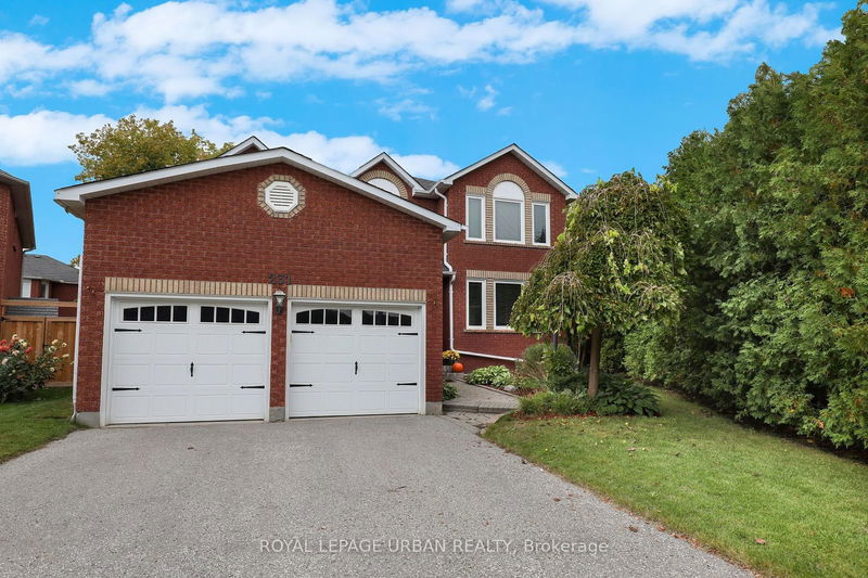 231 Mossbrook Sq  Pickering, L1V 6P8 | Image 1