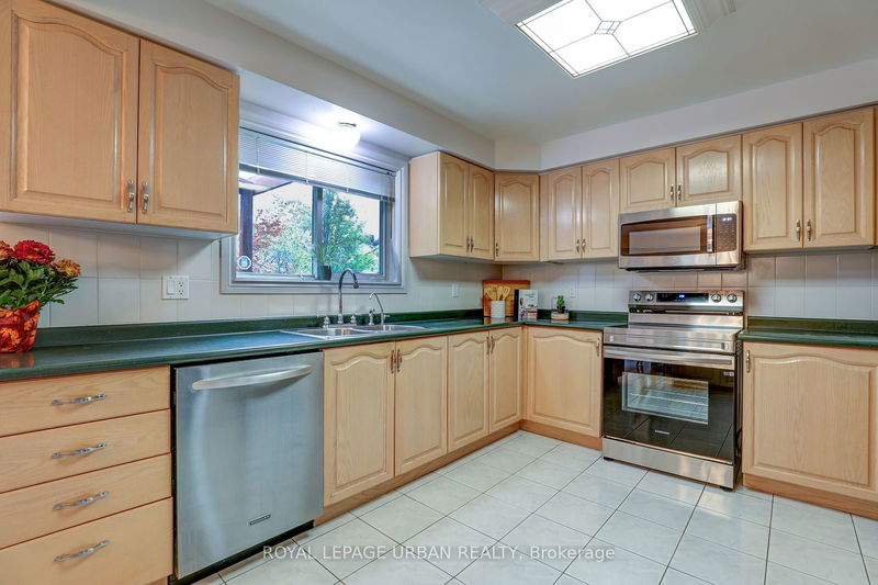 231 Mossbrook Sq  Pickering, L1V 6P8 | Image 21