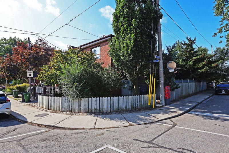 Lower - 212 Glebemount Ave, Toronto, M4C 3T1 | Image 3
