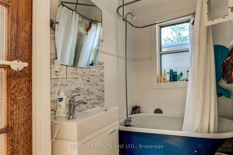 62 Kent Rd  Toronto, M4L 2X6 | Image 24