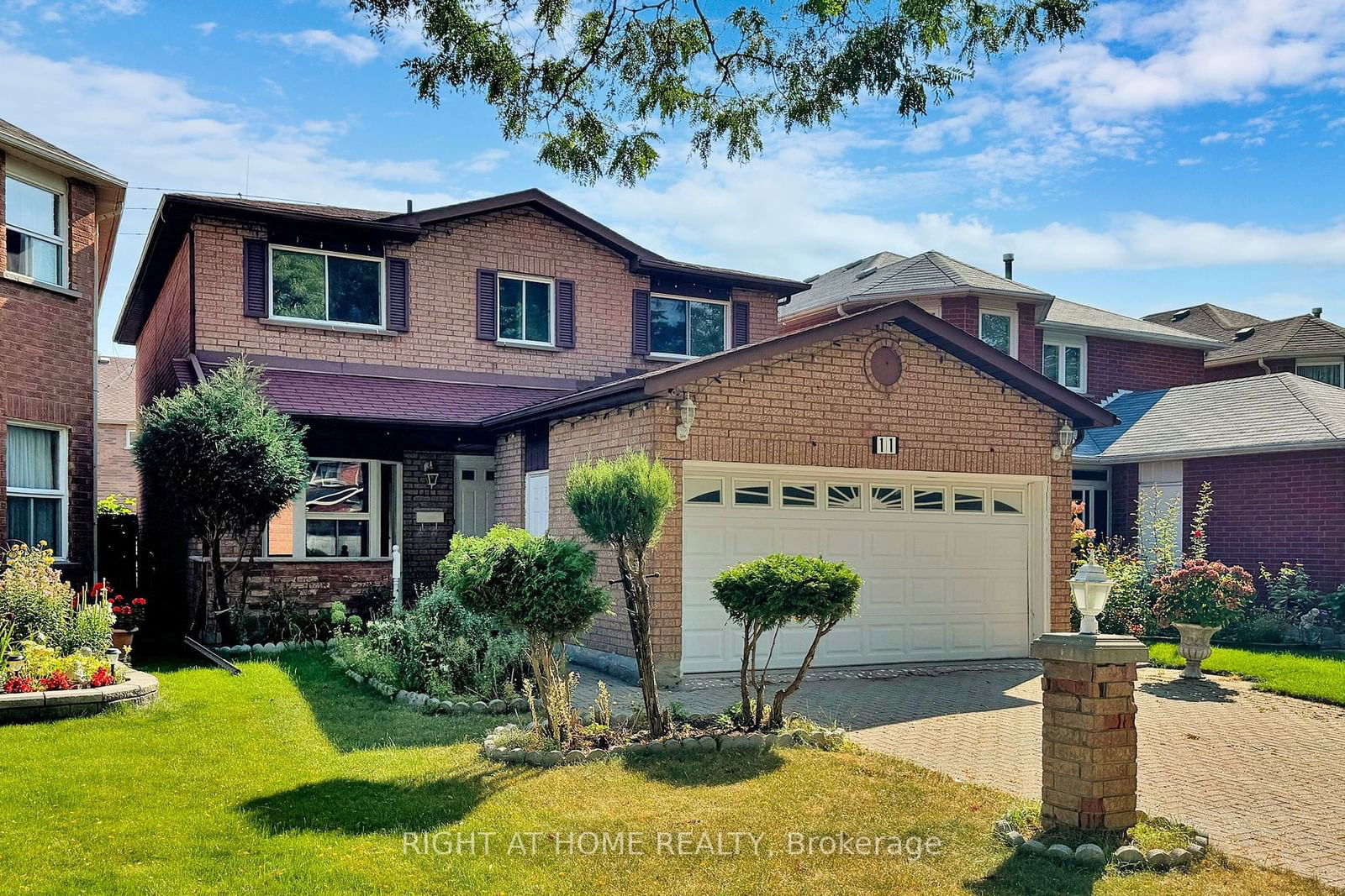 Building in 11 Graybark Crescent