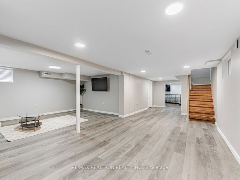 101 Flora Dr  Toronto, M1P 1A7 | Image 12