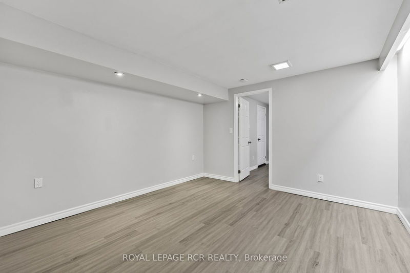 391 Kingston Rd  Toronto, M4L 1V1 | Image 23