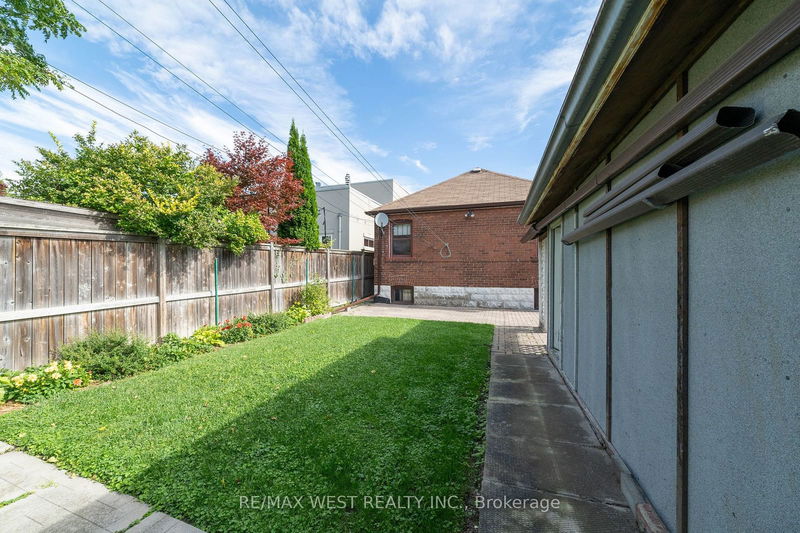 1098 Pape Ave  Toronto, M4K 3W8 | Image 32