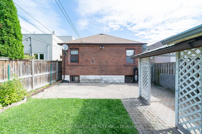 1098 Pape Ave  Toronto, M4K 3W8 | Image 33